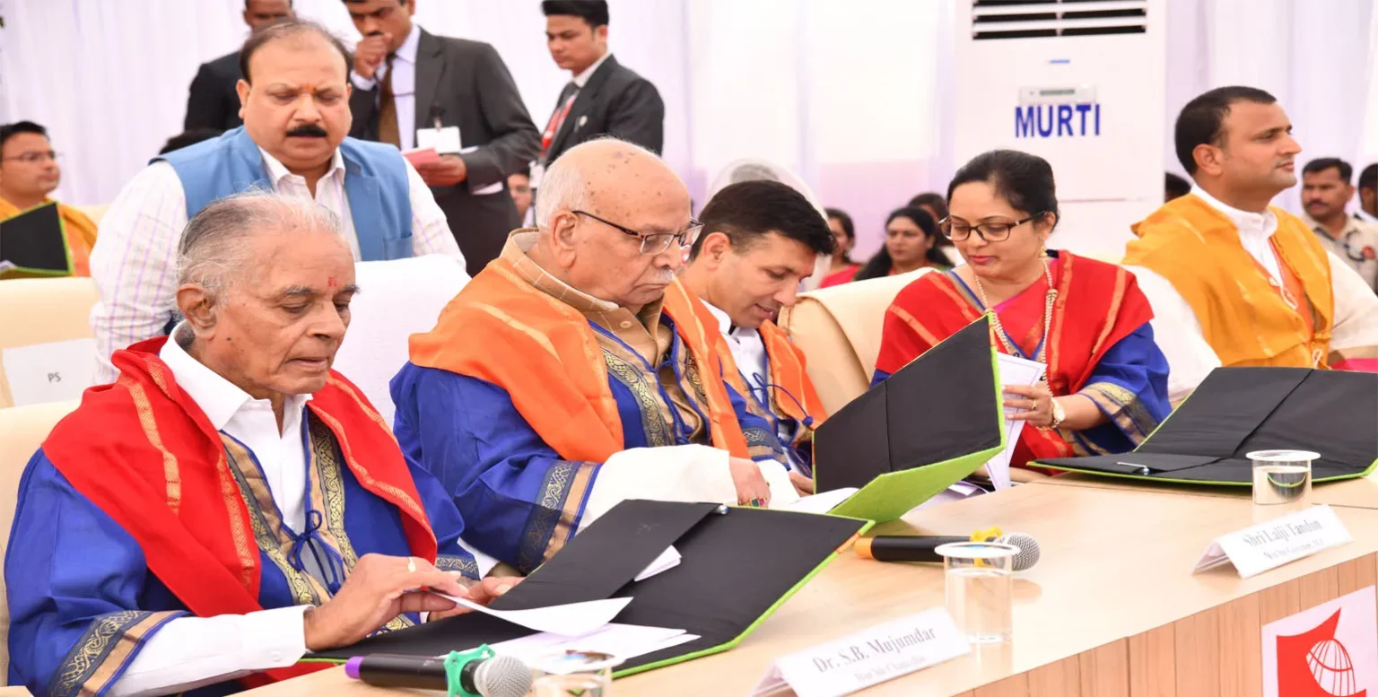 SUAS-Alumni-Dignitaries-on-Dais